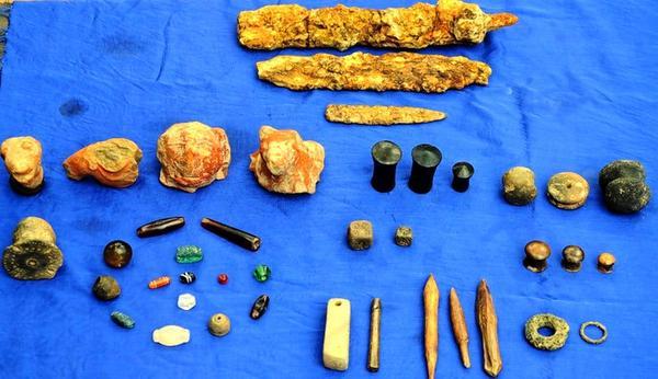 Treasure_unearthed,_Some_of_the_antiquities_found_at_Keezhadi_in_Sivaganga,_Tamil_Nadu.jpg